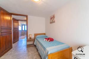 SchifoniにあるOasi Verde - Giardino e Parcheggio Privatoの小さなベッドルーム(ベッド1台、ドア付)