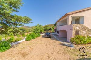 SchifoniにあるOasi Verde - Giardino e Parcheggio Privatoの私道横に停車した家