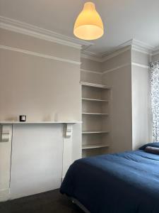 Postel nebo postele na pokoji v ubytování Superb Triple Room near Croke Park - 4