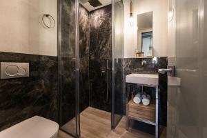 un bagno con doccia e lavandino di The Peach House a Chania Altre 26 foto