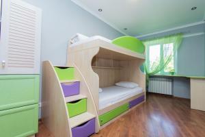 Litera en dormitorio infantil en Seven Apart Hotel, en Vyshneve 118 fotos más