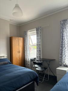 Postel nebo postele na pokoji v ubytování Superb Triple Room near Croke Park - 2
