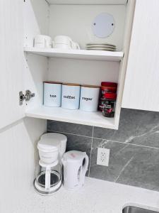 Gambar di galeri bagi Beautiful 1 bedroom suite close to YYC airport di Calgary