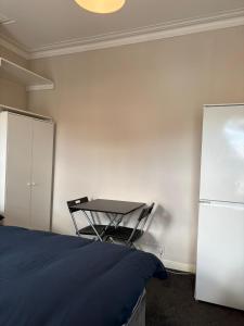 Postel nebo postele na pokoji v ubytování Superb Triple Room near Croke Park - 1