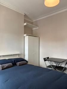 Postel nebo postele na pokoji v ubytování Superb Triple Room near Croke Park - 1