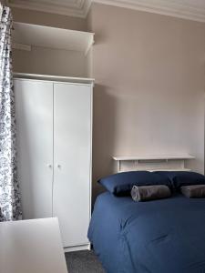 Postel nebo postele na pokoji v ubytování Superb Triple Room near Croke Park - 1