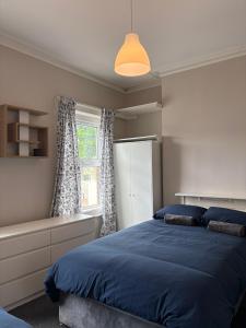 Postel nebo postele na pokoji v ubytování Superb Triple Room near Croke Park - 1