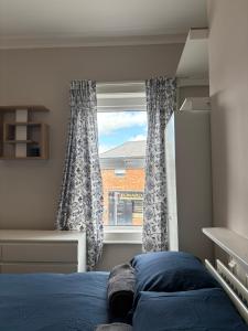 Postel nebo postele na pokoji v ubytování Superb Triple Room near Croke Park - 1