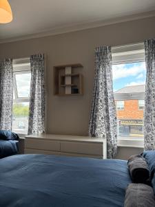 Postel nebo postele na pokoji v ubytování Superb Triple Room near Croke Park - 1