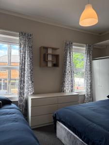 Postel nebo postele na pokoji v ubytování Superb Triple Room near Croke Park - 1