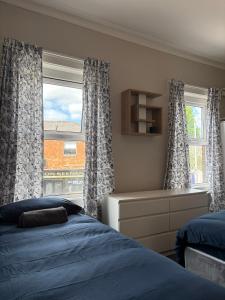 Postel nebo postele na pokoji v ubytování Superb Triple Room near Croke Park - 1