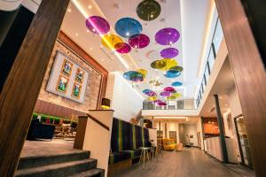 Un vestíbulo con sombrillas de colores colgando del techo. en Sandman Signature Aberdeen Hotel & Spa, en Aberdeen