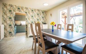 Η κουζίνα ή μικρή κουζίνα στο Cozy Home In Notre Dame De Riez