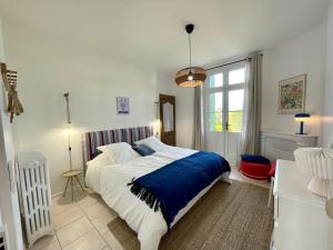 een slaapkamer met een groot bed en een raam bij Villa Georgette in Saint-Gilles-Croix-de-Vie +25 foto's