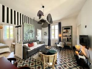 een woonkamer met een bank en een tv bij Villa Georgette in Saint-Gilles-Croix-de-Vie