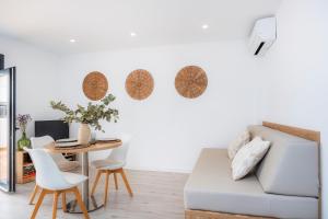 Χώρος καθιστικού στο White suites 2