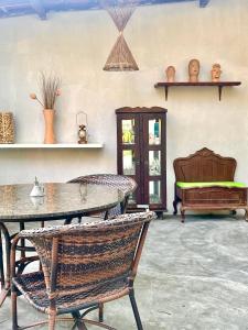 Un comedor con mesa y sillas en Suíte 8 - Village Capixaba, en Gravatá