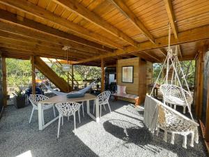 Veitingastaður eða matsölustaður á Eco-Friendly Glamping with Private Pool