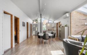 Χώρος καθιστικού στο Stunning Home In Væggerløse With Sauna