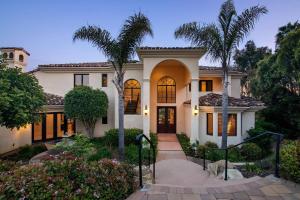 una casa con palmeras delante en 7BR Carlsbad Estate with Pool Firepit & Views, en Carlsbad