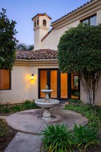 una fuente frente a un edificio con una torre de reloj en 7BR Carlsbad Estate with Pool Firepit & Views, en Carlsbad 37 fotos más