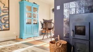 Μια τηλεόραση ή/και κέντρο ψυχαγωγίας στο Maritime Holiday Home Secluded On The Dike