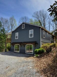 ヘンダーソンビルにあるFamily-Friendly Mountain Oasis W Game Room & Grillの青い家 ポーチ付