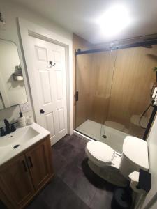 ヘンダーソンビルにあるFamily-Friendly Mountain Oasis W Game Room & Grillのシャワー、トイレ、洗面台を備えたバスルーム +32枚の写真