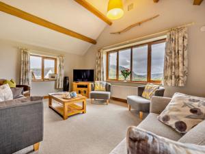 a living room with two couches and a tv at 3 Bed in Threkeld 93590 in Threlkeld