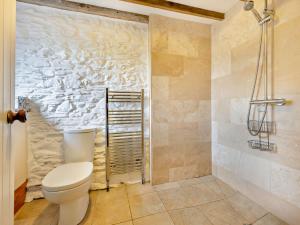 Koupelna v ubytování 3 Bed in Threkeld 93590 + 50 fotografií