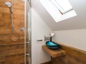 baño con lavabo y tragaluz en Kernyk, en Camelford 28 fotos más