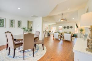 辛普森维尔Mini Putting Green and Pool Access Simpsonville Gem的一间带桌椅的餐厅和客厅