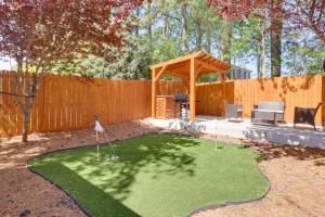 Mini Putting Green and Pool Access Simpsonville Gem外面的花园