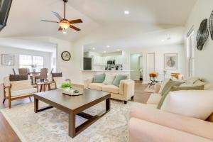 辛普森维尔Mini Putting Green and Pool Access Simpsonville Gem的带沙发和桌子的客厅