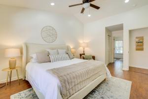 辛普森维尔Mini Putting Green and Pool Access Simpsonville Gem的一间带大床和吊扇的卧室