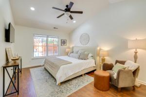 Mini Putting Green and Pool Access Simpsonville Gem客房内的一张或多张床位