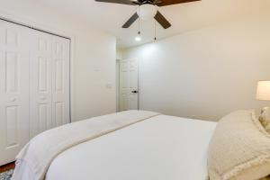 Mini Putting Green and Pool Access Simpsonville Gem客房内的一张或多张床位