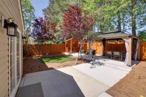 Mini Putting Green and Pool Access Simpsonville Gem外面的花园