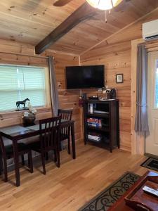 Televisyen dan/atau pusat hiburan di Moore Road Cabin 3 Pet Friendly