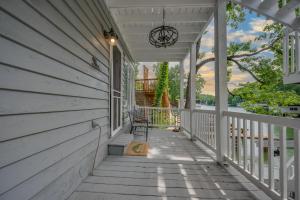 Galeriebild der Unterkunft Waters Edge Hideaway Lakefront Pet Friendly in Lake Lure