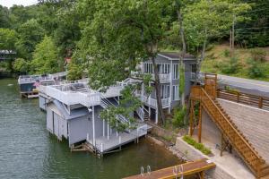 Galeriebild der Unterkunft Waters Edge Hideaway Lakefront Pet Friendly in Lake Lure