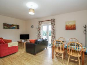 un soggiorno con un divano e un tavolo di Cooinda Cottage a Morar