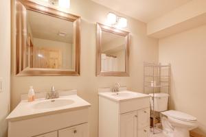 イーグル・リバーにあるBoat Dock and Furnished Deck Northwoods Lake Houseのバスルーム(洗面台2台、トイレ、鏡付) +19枚の写真
