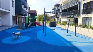 ライエツケ・テプリツェにある2 bedroom apartment center with balcony Rajecké Tepliceの滑り台とブランコが空いている遊び場