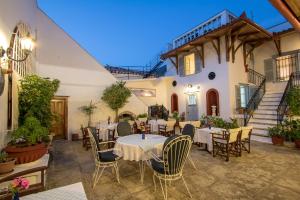 イドラにあるAchilleas Pensionの中庭のテーブルと椅子付きのレストラン