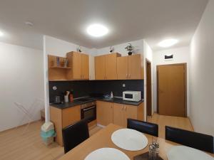 Η κουζίνα ή μικρή κουζίνα στο Double Cherry Apartment
