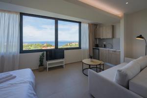 Μια τηλεόραση ή/και κέντρο ψυχαγωγίας στο Suel Suites Afitos
