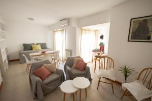 a living room with chairs and a couch and a table at Ayres de Bolívar in San Carlos de Bolívar