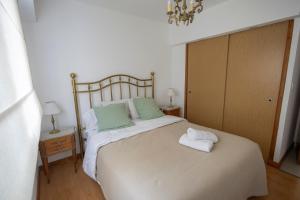 a bedroom with a bed with two towels on it at Ayres de Bolívar in San Carlos de Bolívar +13 photos