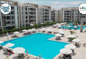 Kolam renang di atau dekat dengan Grand Hills Resort شاليه بحري في الساحل الشمالى